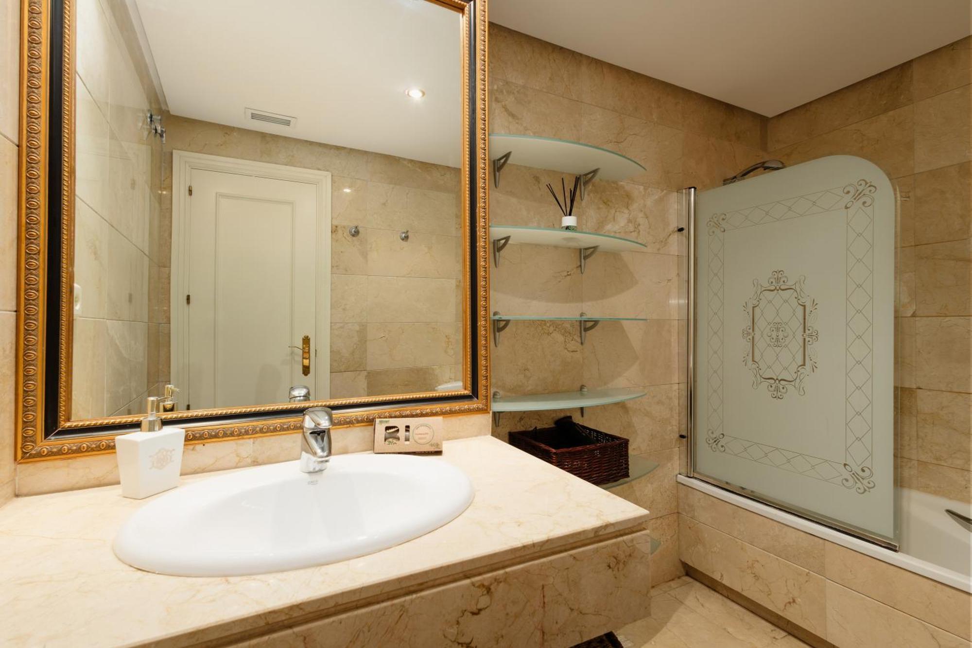 Ground Floor Holiday Apartment With Terrace And Pool In Puerto Banus, ماربيا المظهر الخارجي الصورة